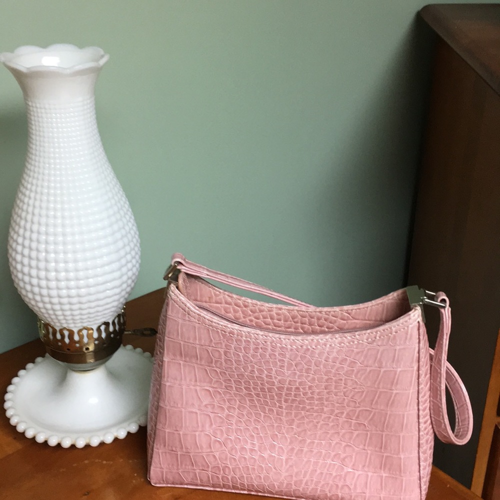 Pretty lite pink purse.